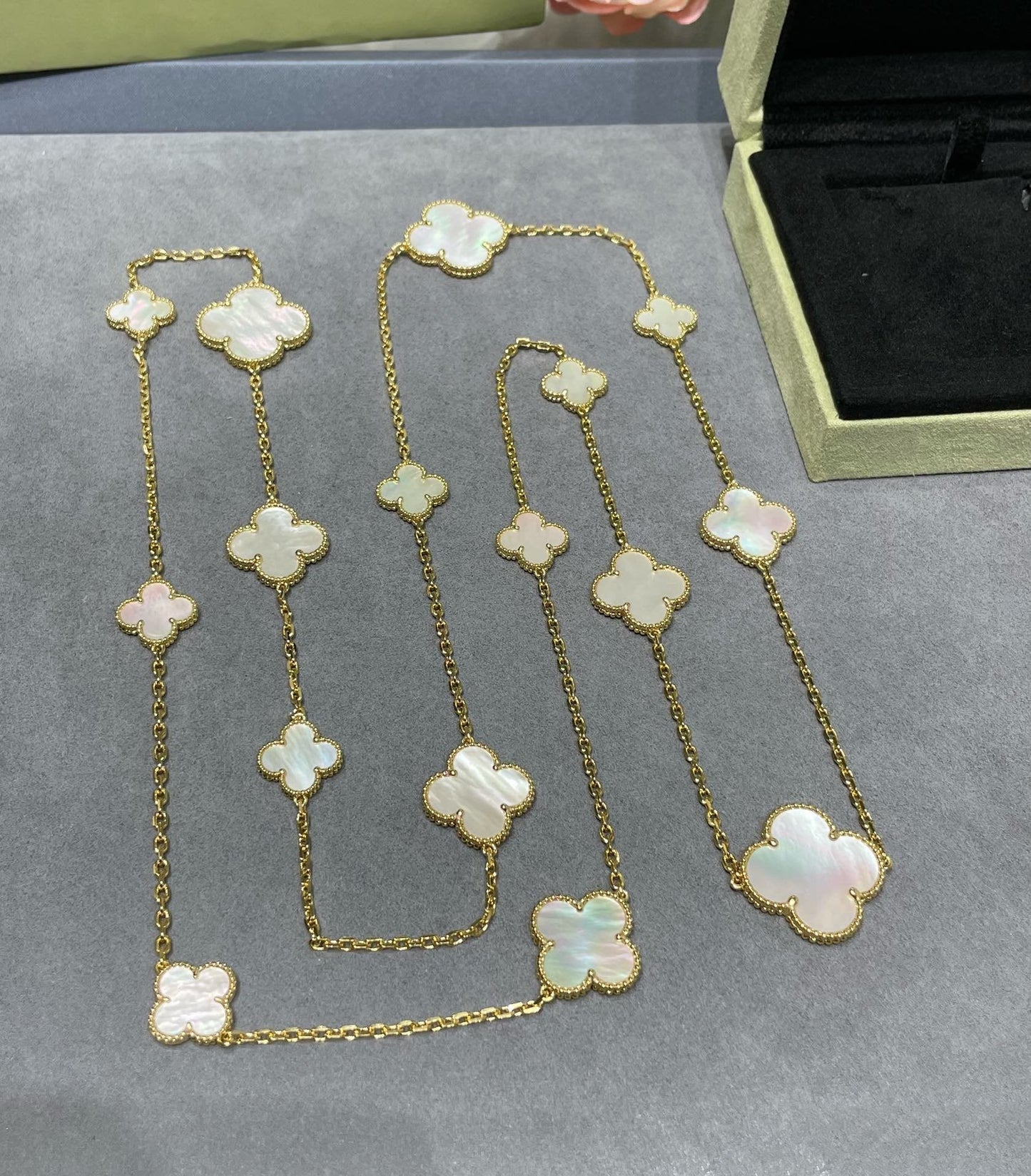[NOBLE AURA]CLOVER 16 MOTIF WHITE MOP GOLD NECKLACE