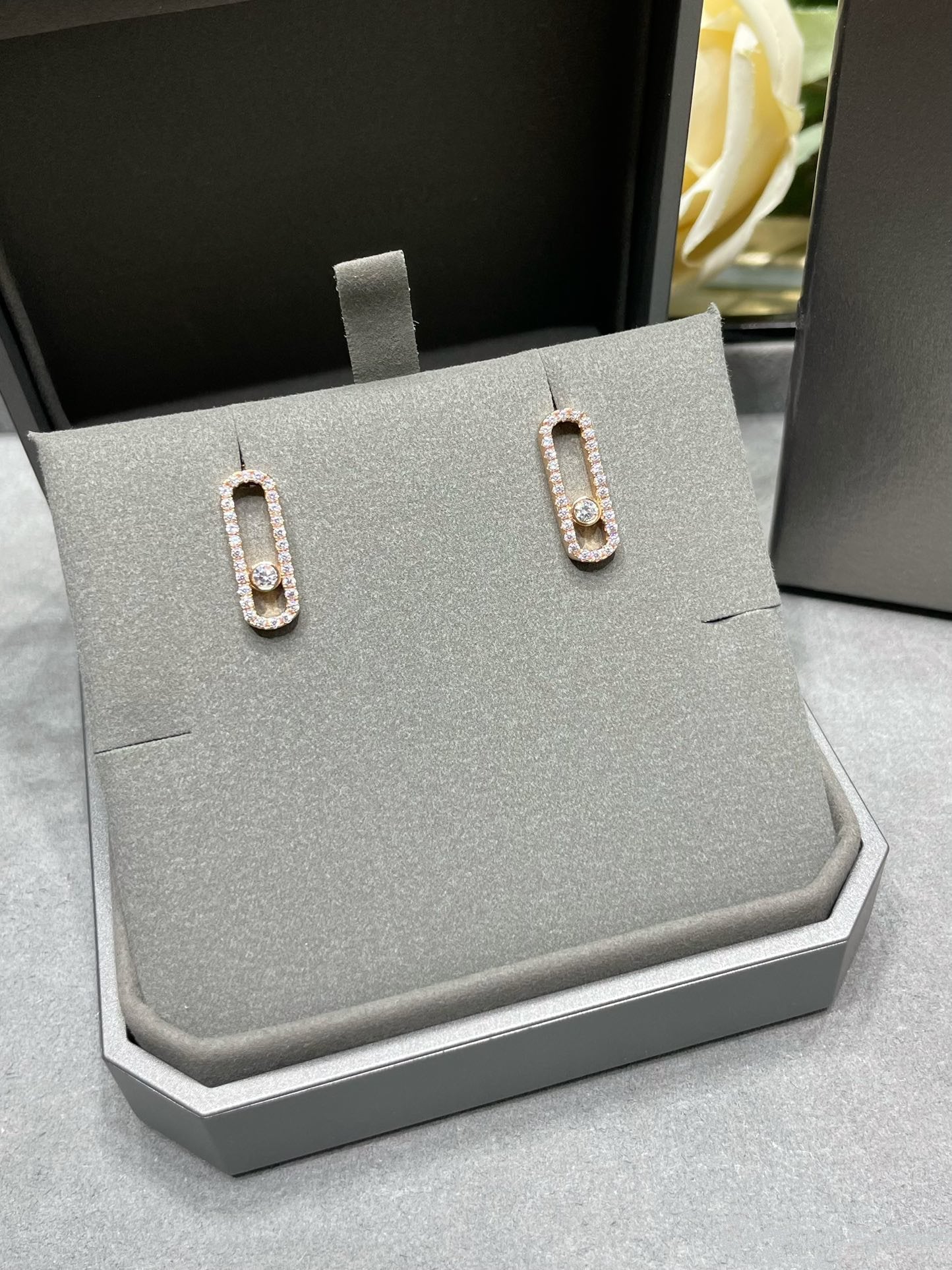 [NOBLE AURA]MOVE UNO STUD DIAMOND PAVED EARRINGS