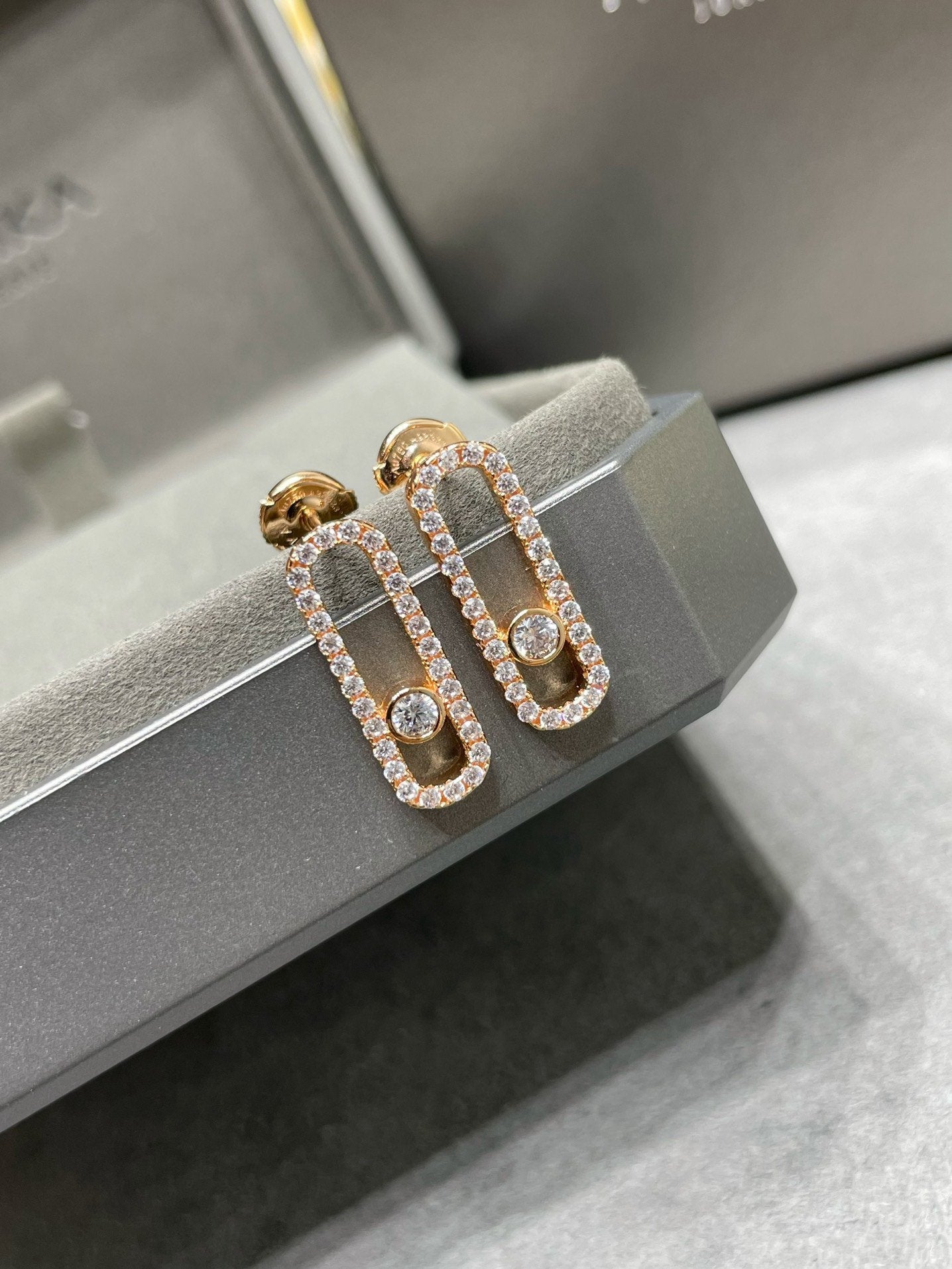 [NOBLE AURA]MOVE UNO STUD DIAMOND PAVED EARRINGS