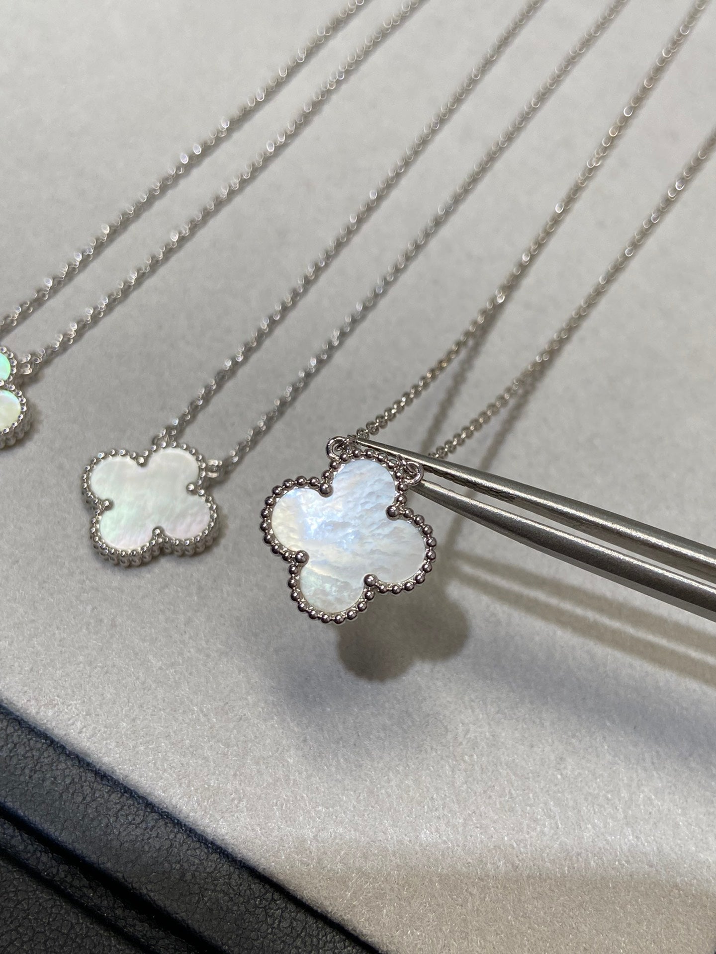 [NOBLE AURA]CLOVER MEDIUM SILVER WHITE MOP NECKLACE