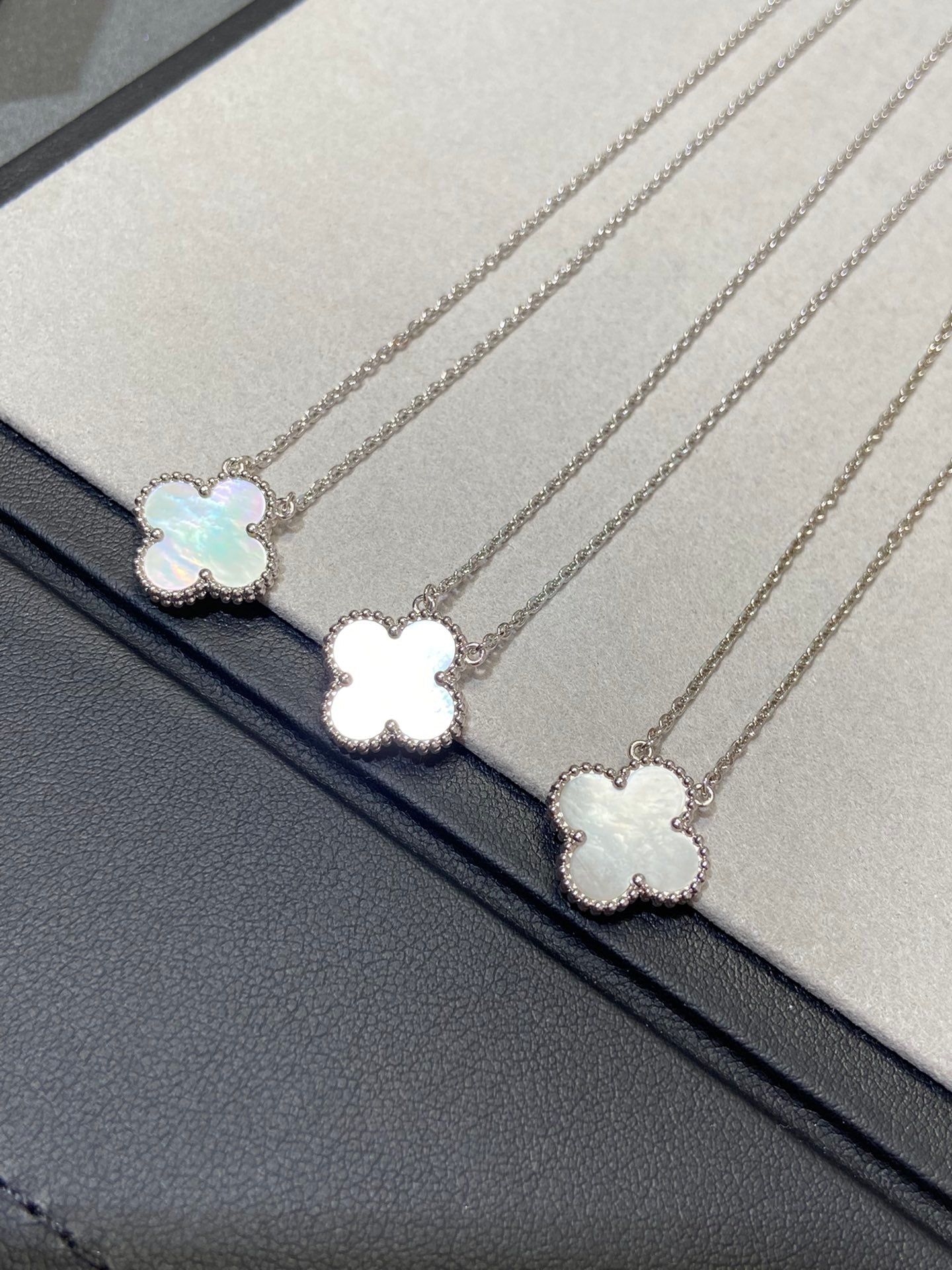 [NOBLE AURA]CLOVER MEDIUM SILVER WHITE MOP NECKLACE