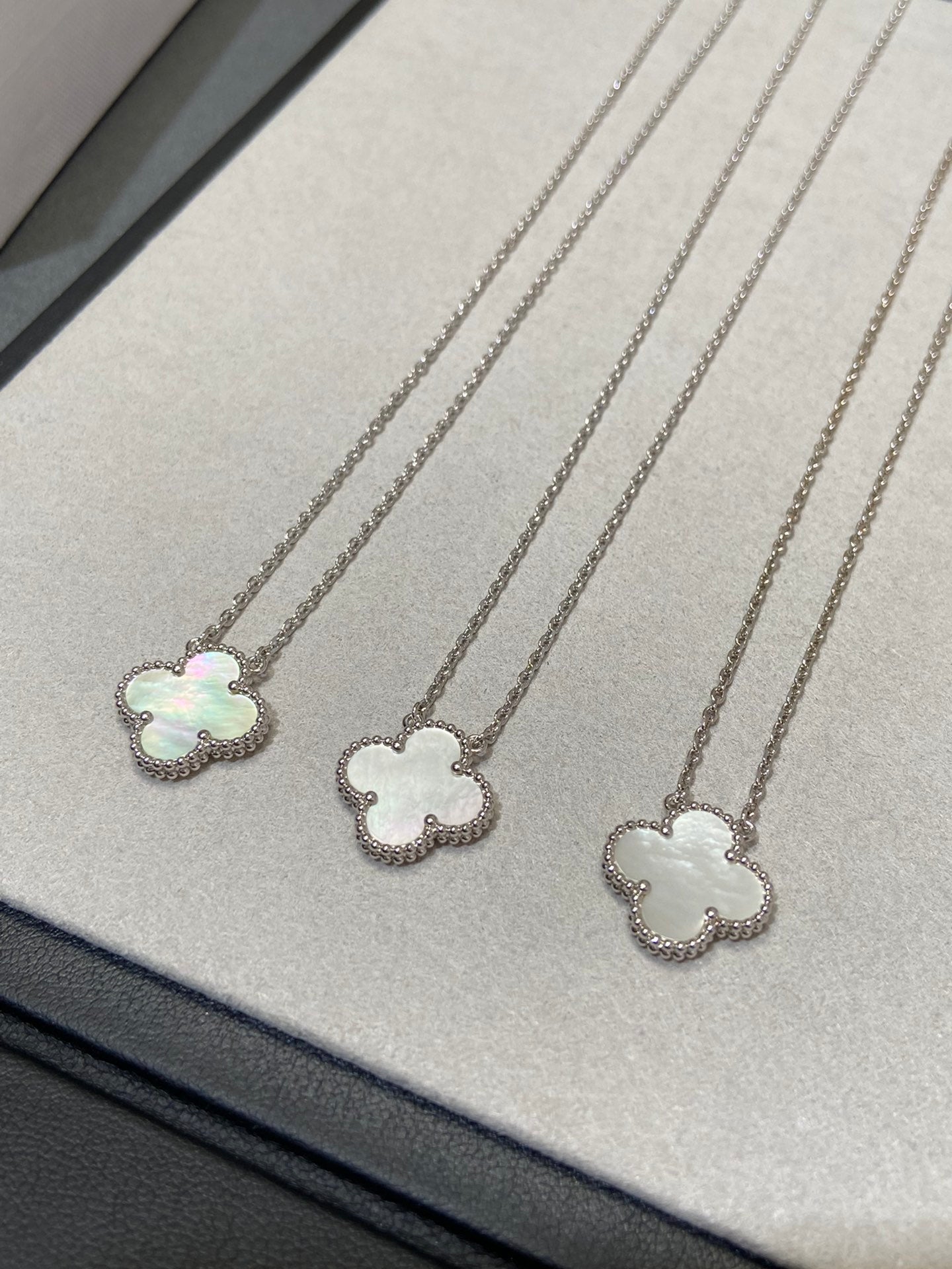 [NOBLE AURA]CLOVER MEDIUM SILVER WHITE MOP NECKLACE