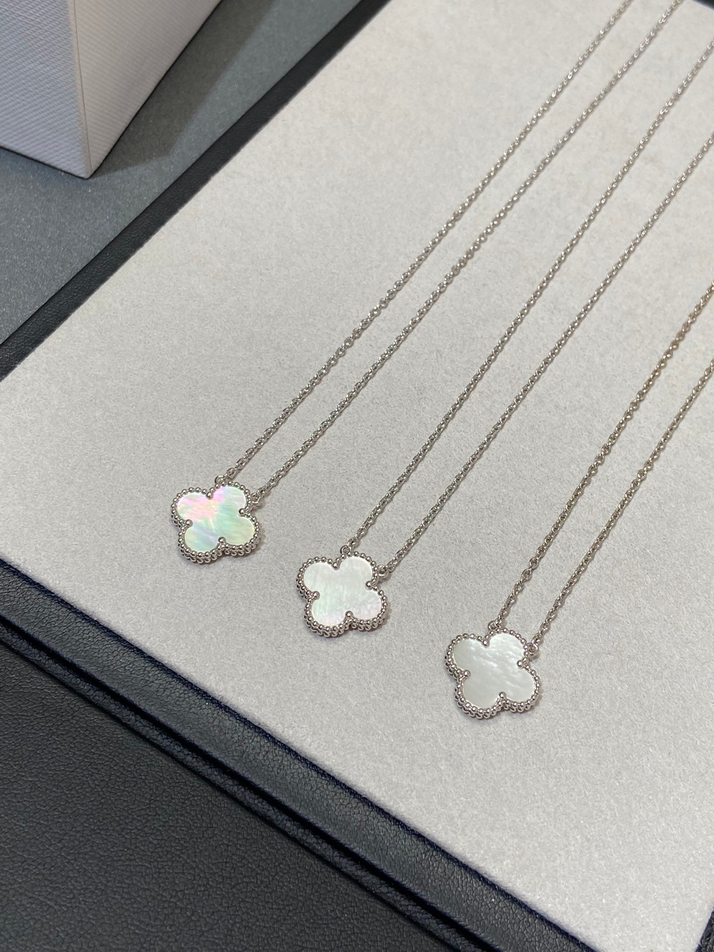 [NOBLE AURA]CLOVER MEDIUM SILVER WHITE MOP NECKLACE