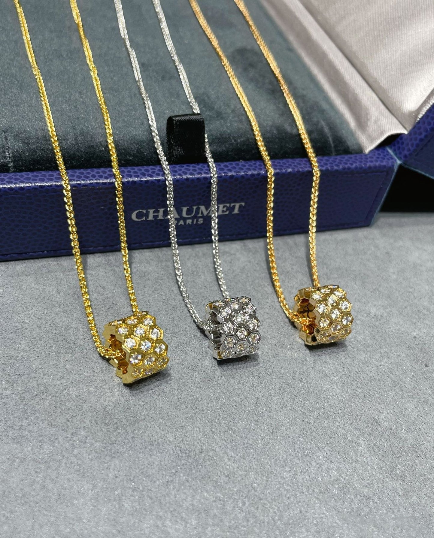 [NOBLE AURA]BEE LOVE DIAMOND PAVED 3 ROW NECKLACE