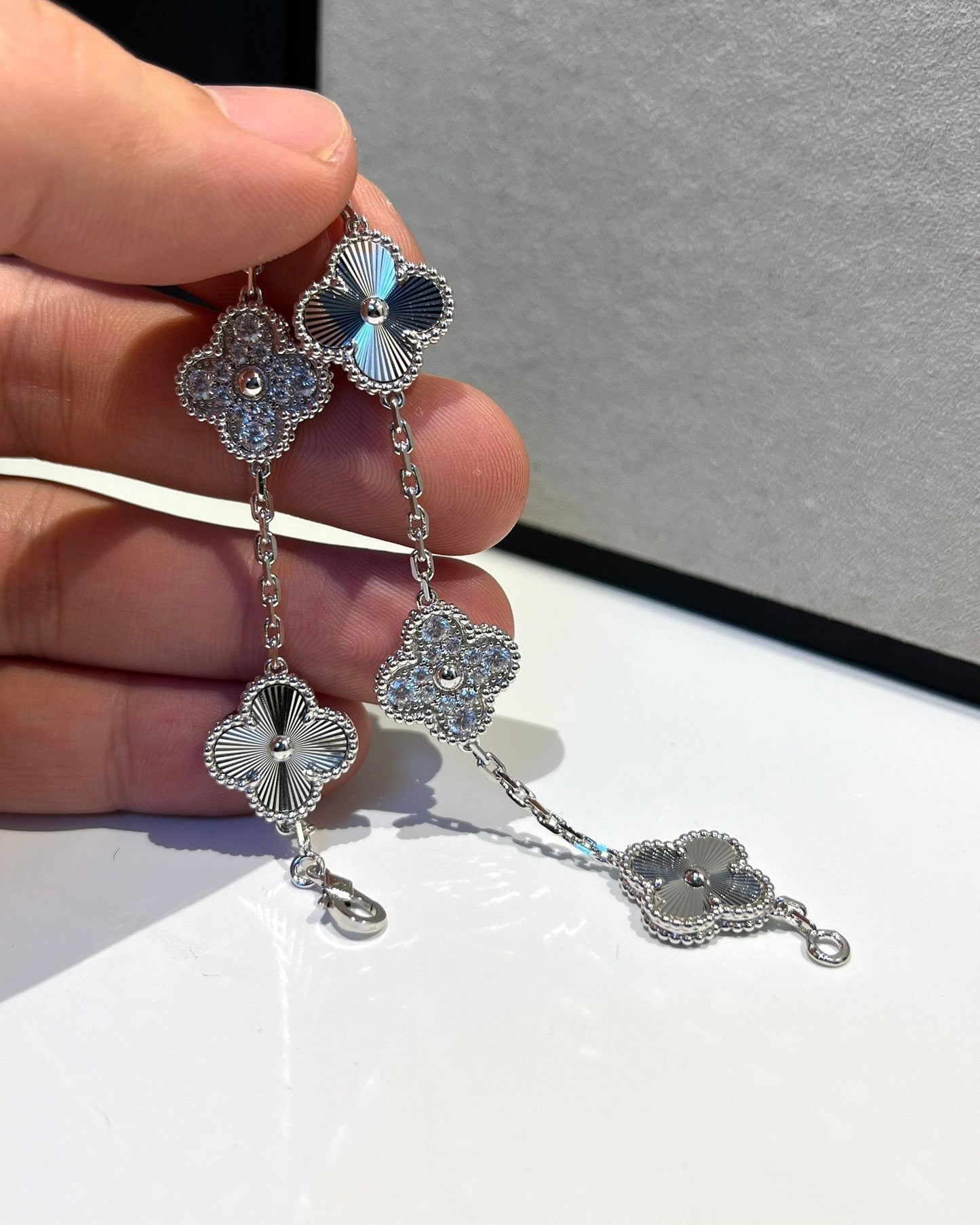 [NOBLE AURA] CLOVER 5 MOTIF LASER BRACELET COLLECTION