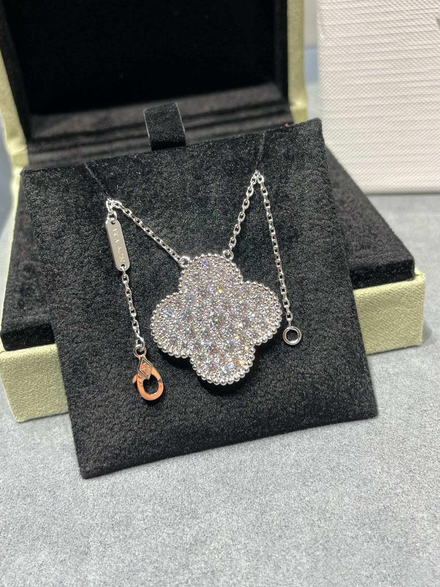 [NOBLE AURA]CLOVER 25MM LARGE PENDANT DIAMOND PAVED SILVER NECKLACE