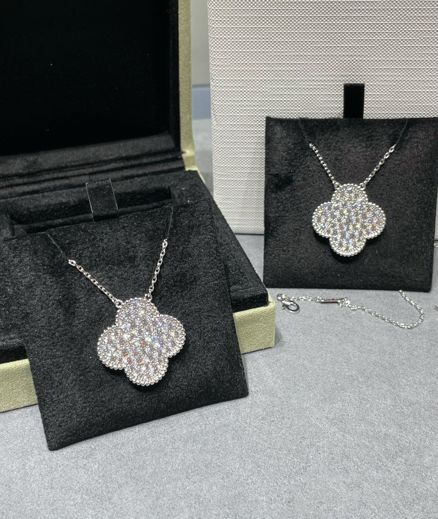 [NOBLE AURA]CLOVER 25MM LARGE PENDANT DIAMOND PAVED SILVER NECKLACE