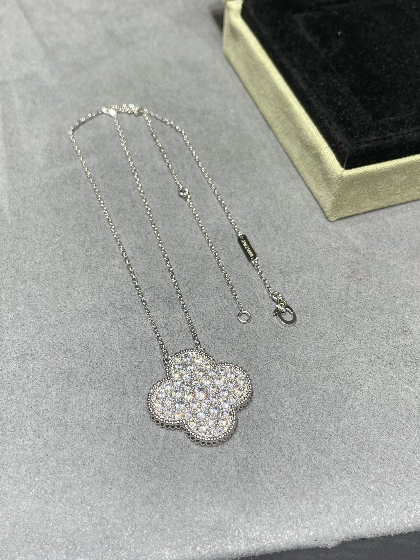 [NOBLE AURA]CLOVER 25MM LARGE PENDANT DIAMOND PAVED SILVER NECKLACE