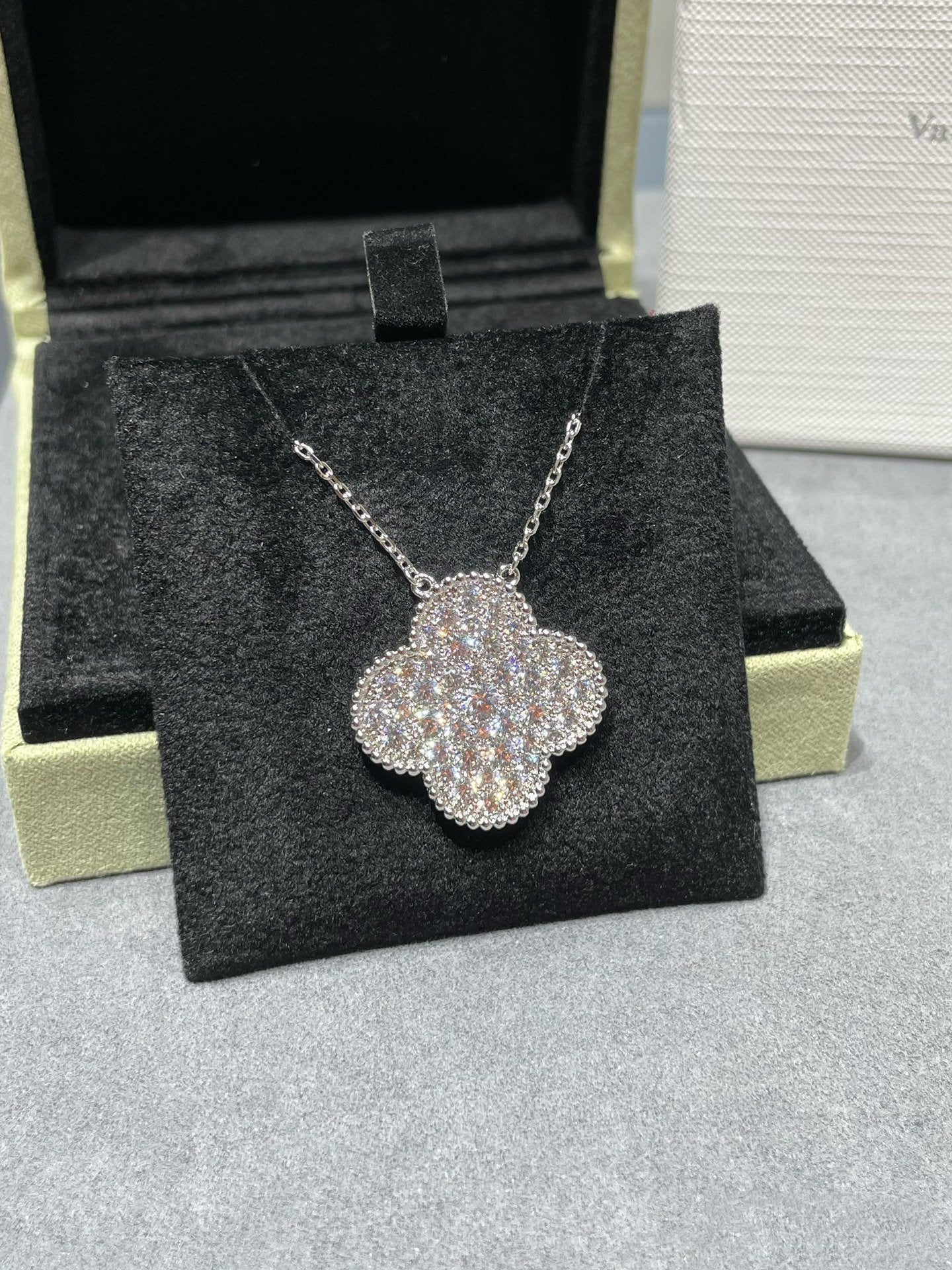 [NOBLE AURA]CLOVER 25MM LARGE PENDANT DIAMOND PAVED SILVER NECKLACE