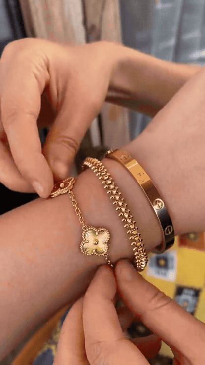 [NOBLE AURA] CLASH & Clover Laser 5-Motif & LOVE Brushed Bracelet Stack Set