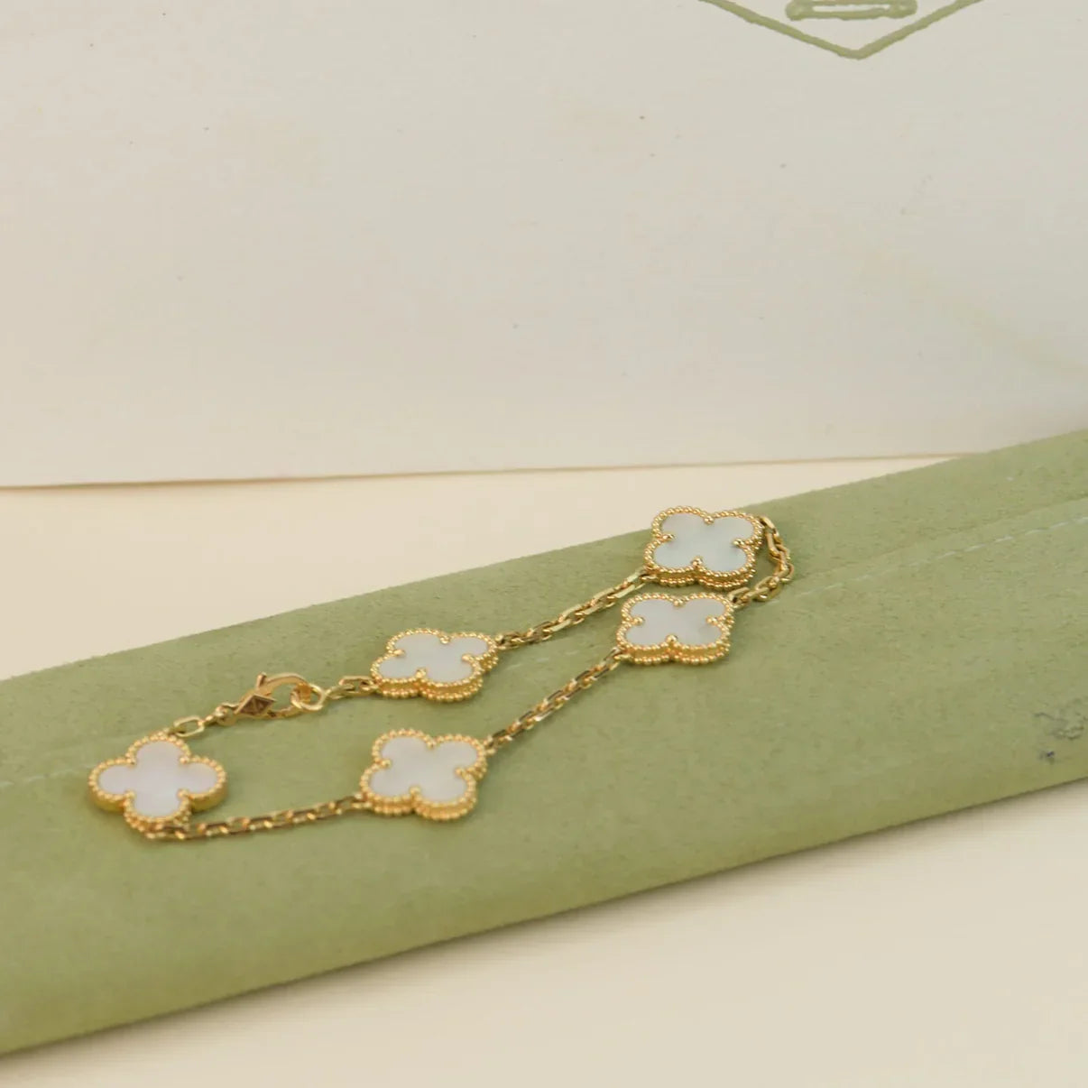 [NOBLE AURA]CLOVER WHITE PEARL MOP 5 MOTIF BRACELET COLLECTION