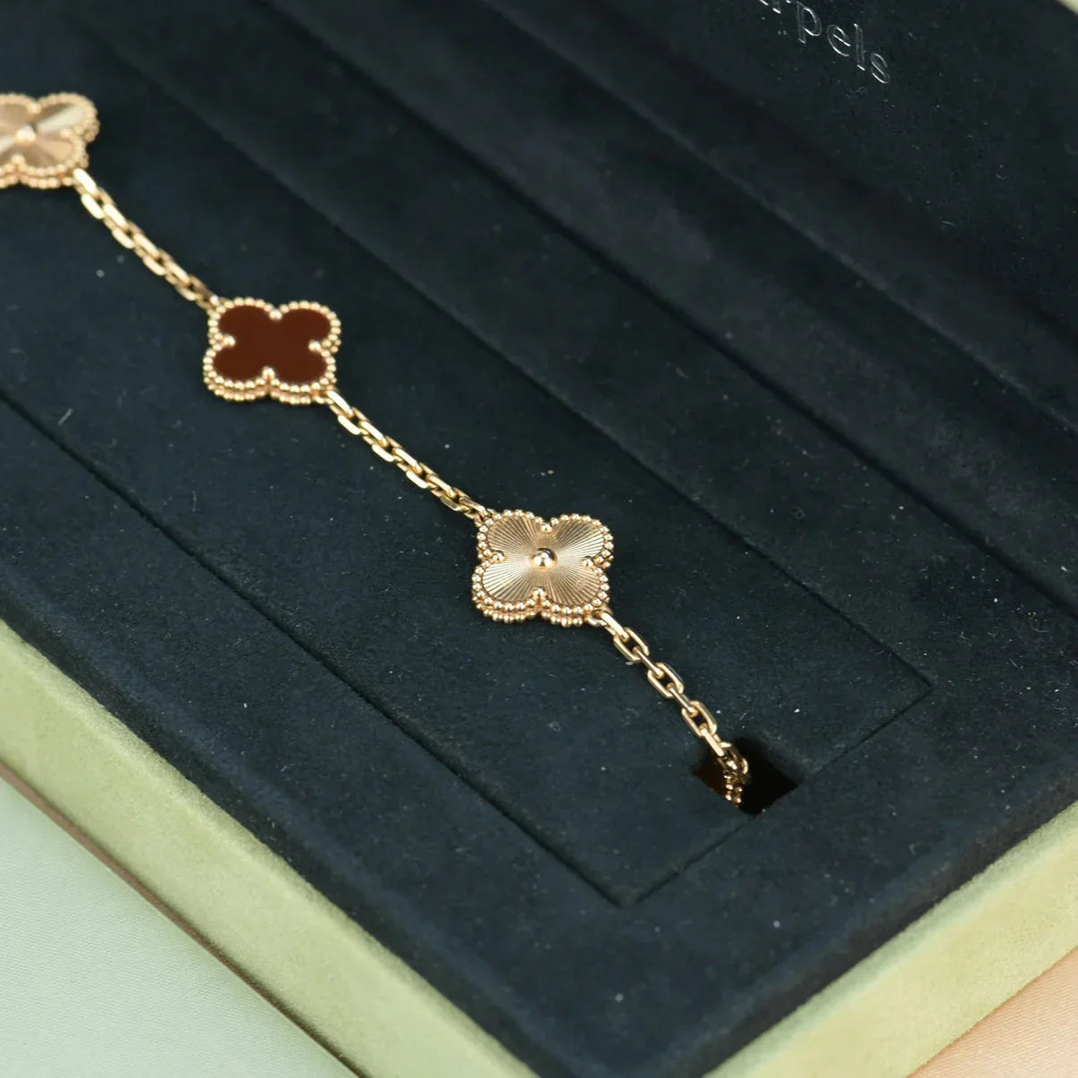 [NOBLE AURA] CLOVER 5 MOTIF RED CORNELIAN BRACELET COLLECTION