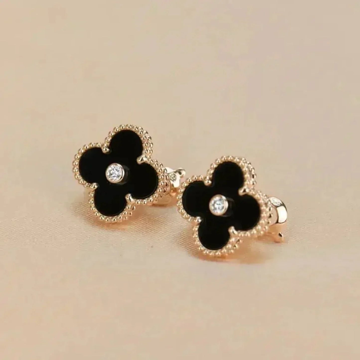 [NOBLE AURA]CLOVER MEDIUM 1 MOTIFS ONYX DIAMOND EARRINGS