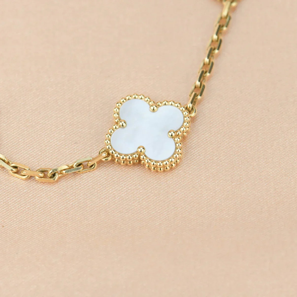 [NOBLE AURA]CLOVER WHITE PEARL MOP 5 MOTIF BRACELET COLLECTION