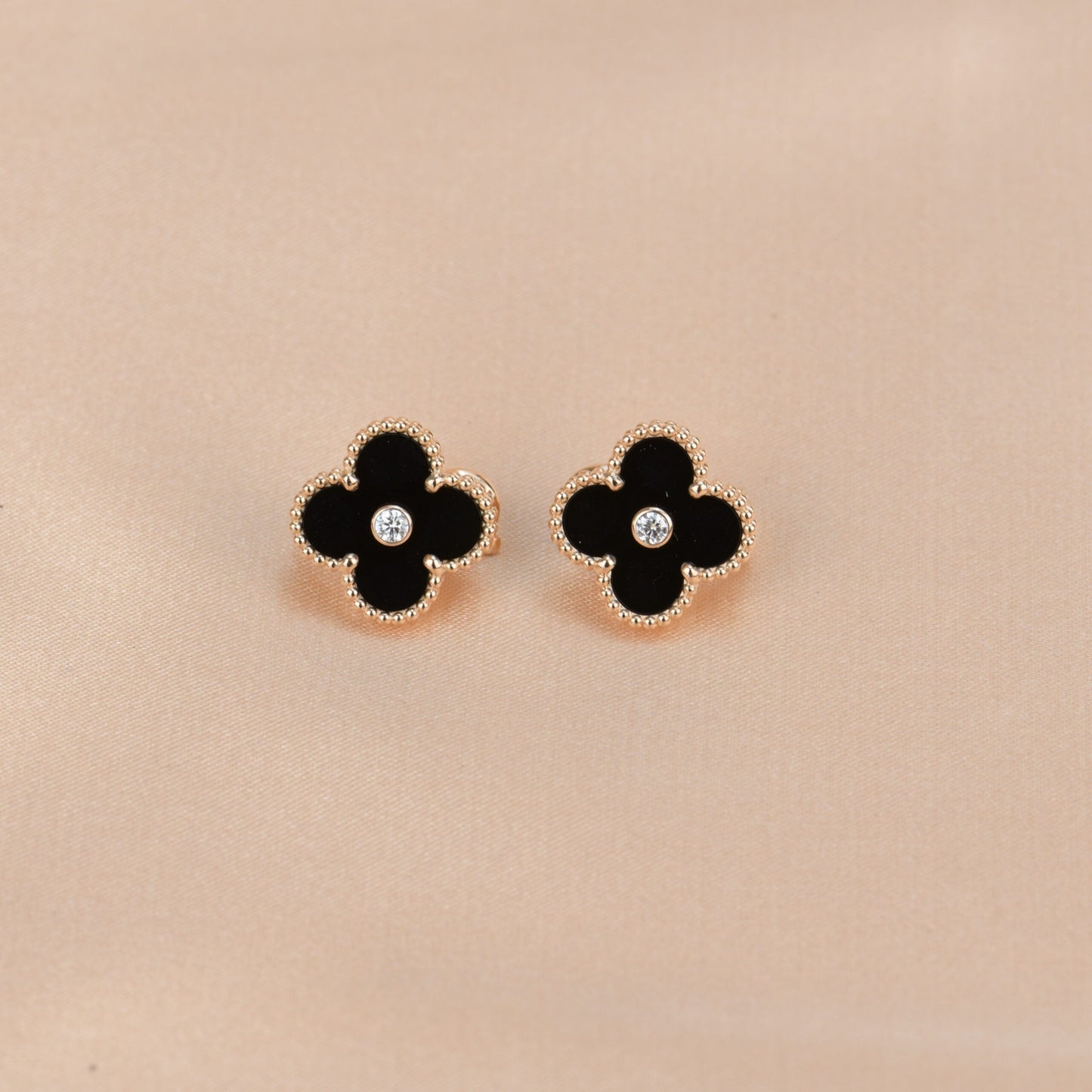[NOBLE AURA]CLOVER MEDIUM 1 MOTIFS ONYX DIAMOND EARRINGS
