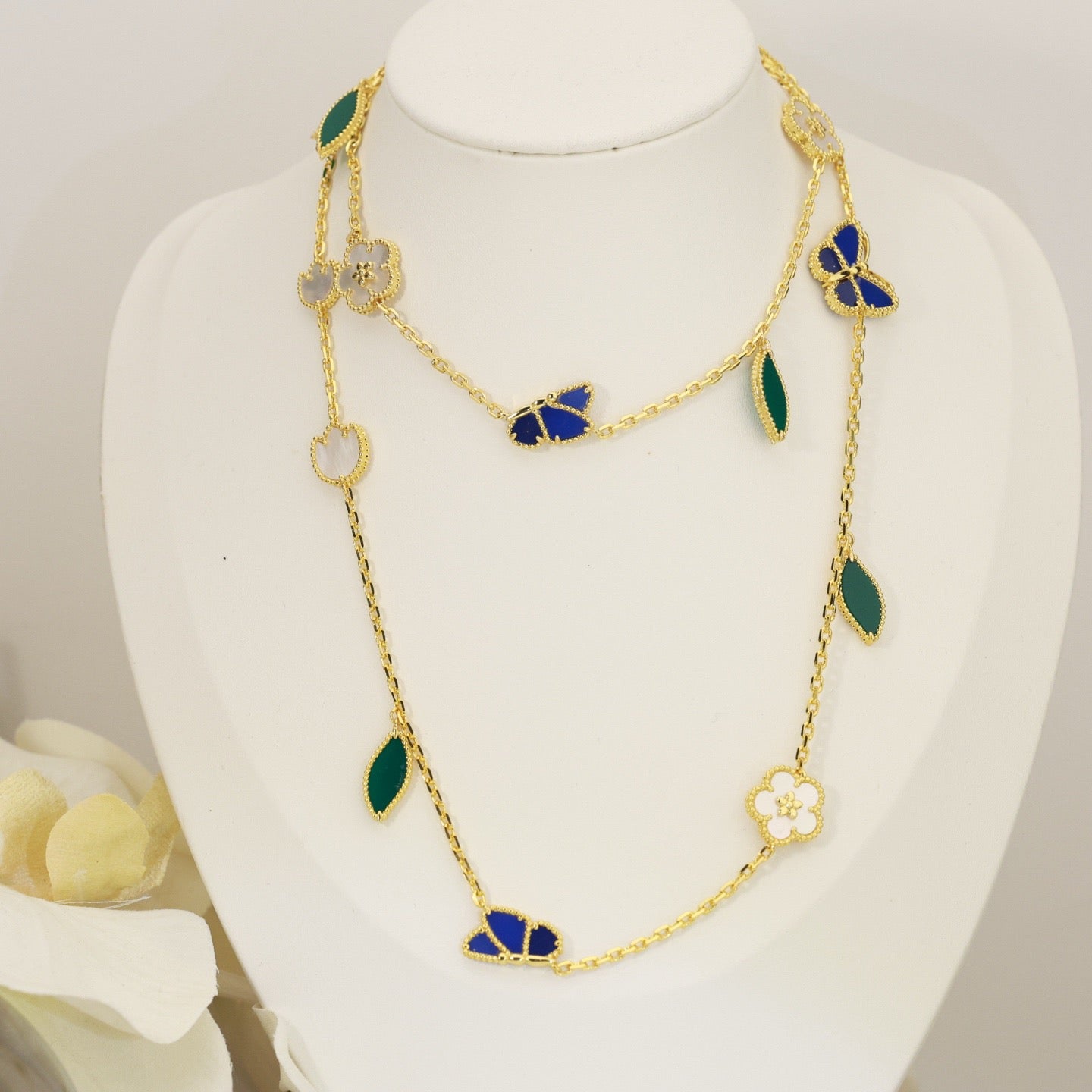[NOBLE AURA] LUCKY SPRING BUTTERFLY 15 FLOWER NECKLACE