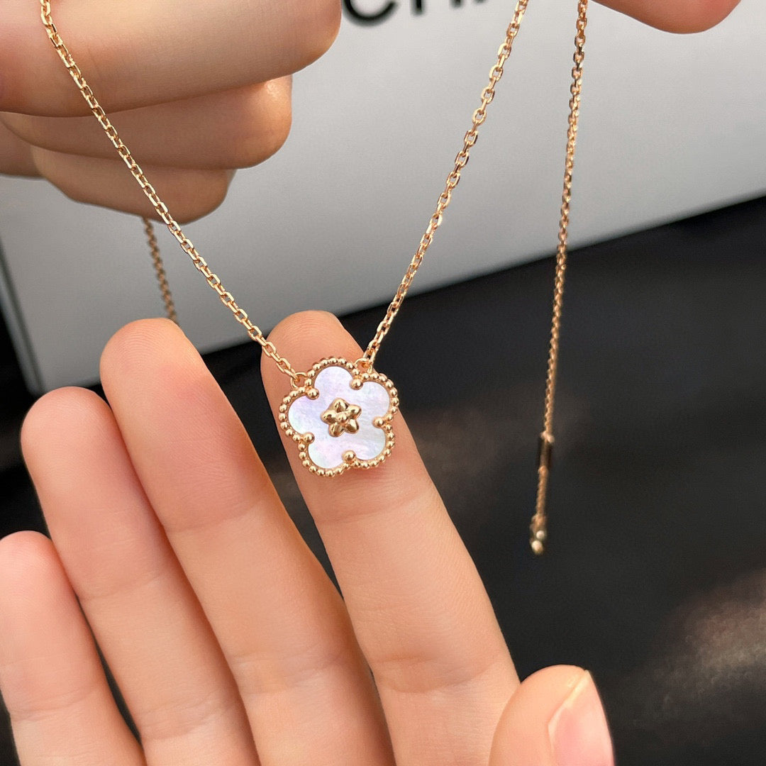 [NOBLE AURA]LUCKY  WHITE MOP  PLUM BLOSSOM NECKLACE