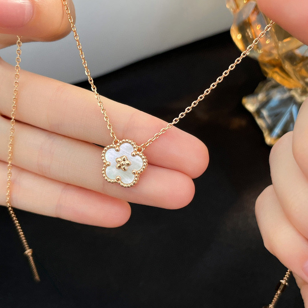 [NOBLE AURA]LUCKY  WHITE MOP  PLUM BLOSSOM NECKLACE
