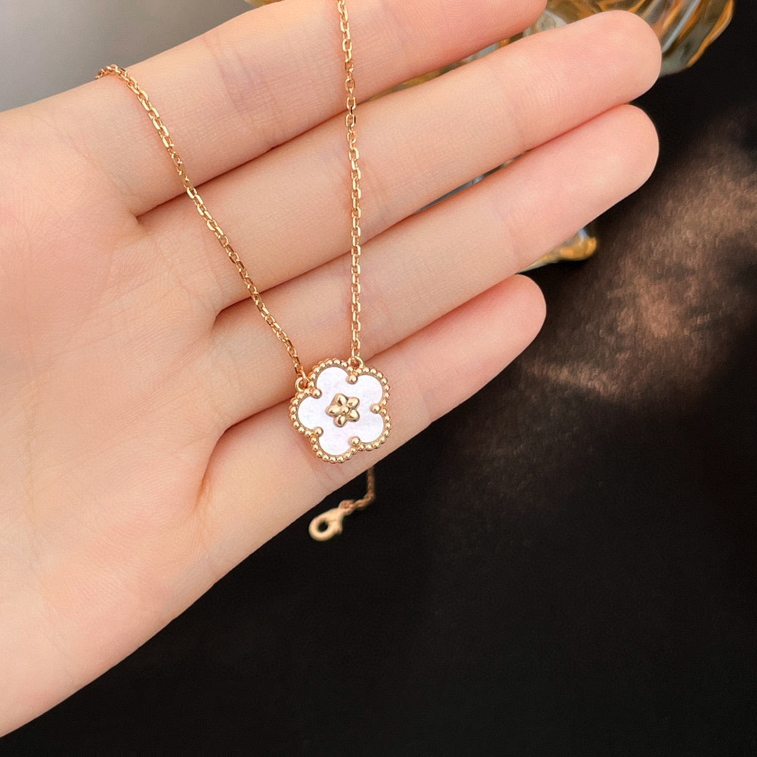 [NOBLE AURA]LUCKY  WHITE MOP  PLUM BLOSSOM NECKLACE