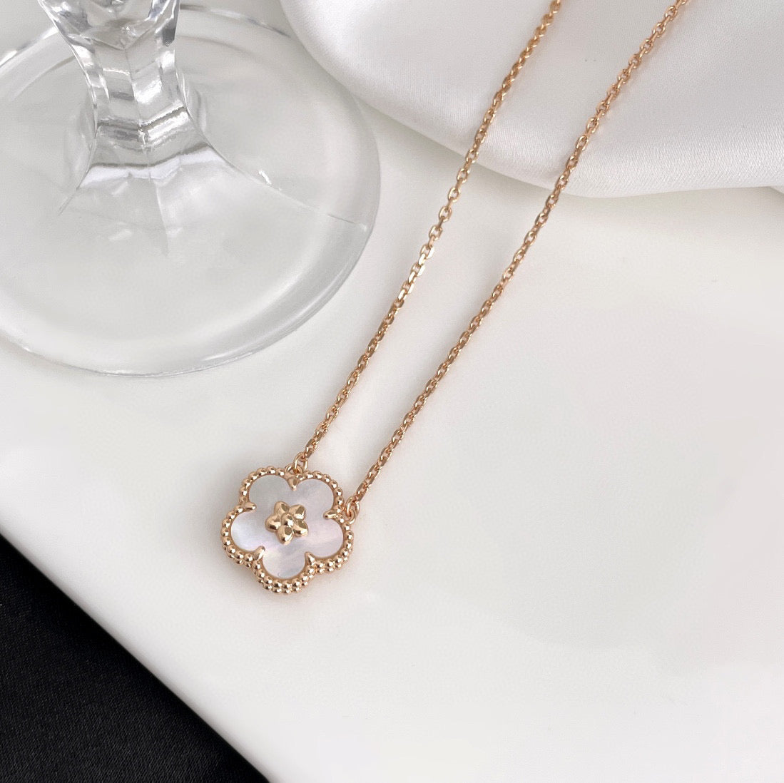 [NOBLE AURA]LUCKY  WHITE MOP  PLUM BLOSSOM NECKLACE