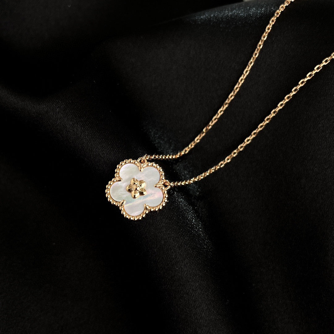 [NOBLE AURA]LUCKY  WHITE MOP  PLUM BLOSSOM NECKLACE