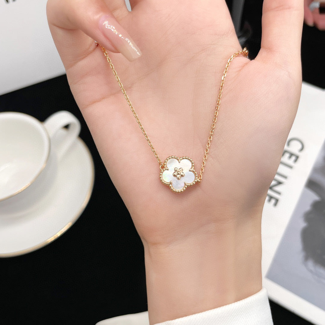 [NOBLE AURA]LUCKY WHITE MOP PLUM BLOSSOM  BRACELET
