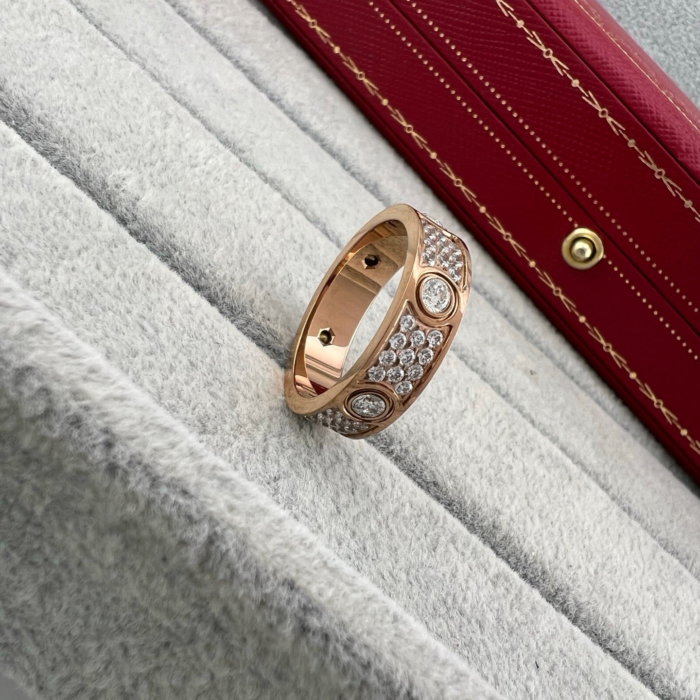 [NOBLE AURA] LOVE 5.5MM FULL-PAVE 6-DIAMOND RING