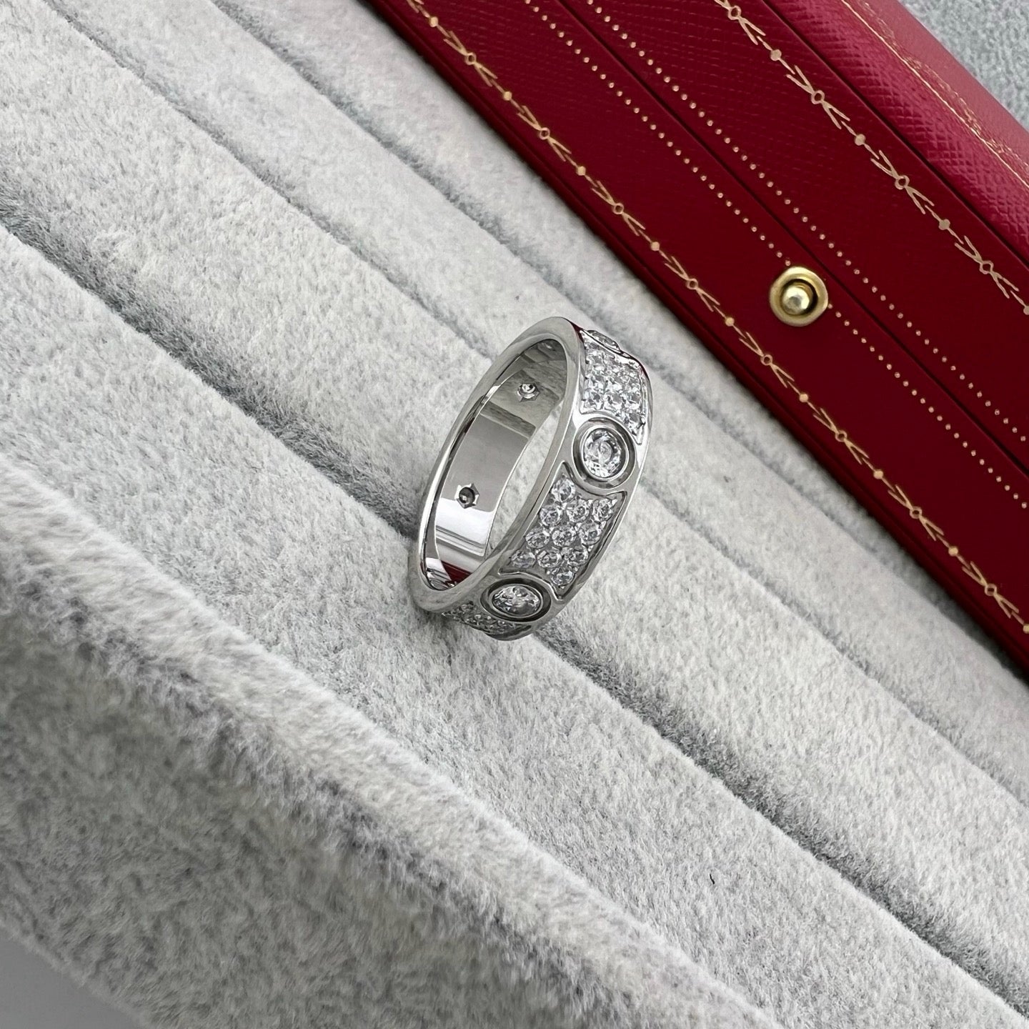[NOBLE AURA] LOVE 5.5MM FULL-PAVE 6-DIAMOND RING