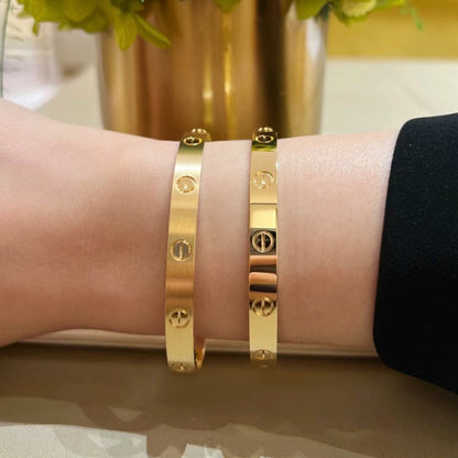 [NOBLE AURA] LOVE Brushed & Lucky Spring Butterfly 5-Motif Bracelet Stack Set