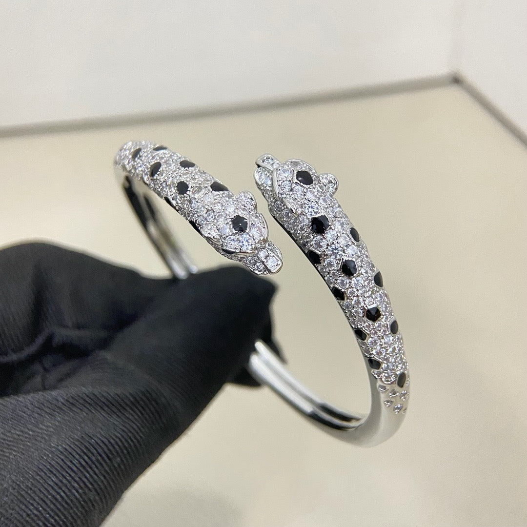 [NOBLE AURA] PANTHERE DOUBLE HEADED HALF DIAMOND OPEN BRACELET