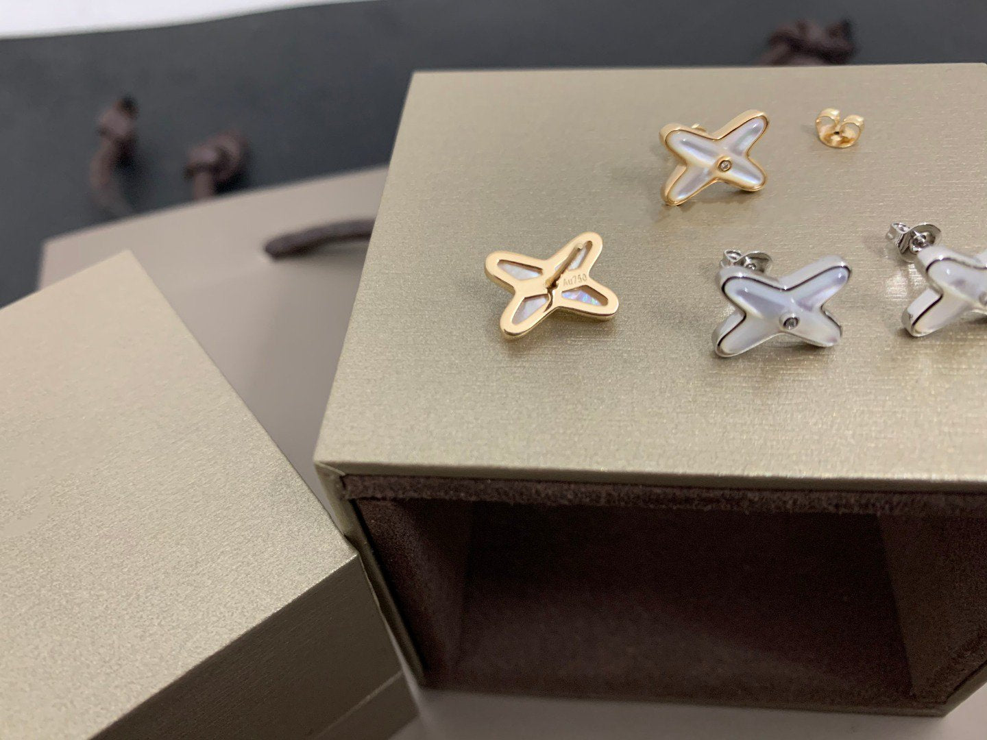 [NOBLE AURA]JEUX DE WHITE MOP SILVER DIAMOND EARRINGS