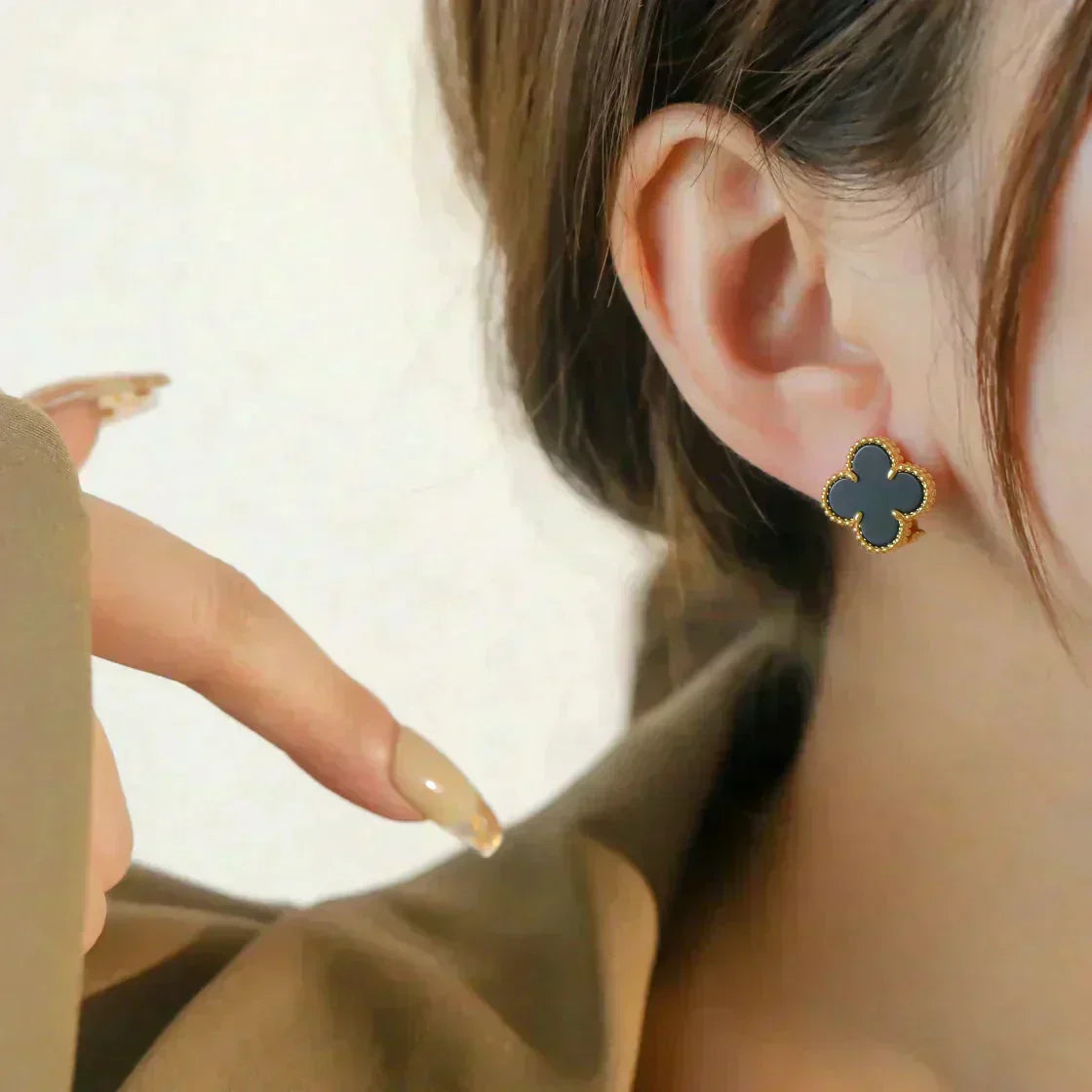 [NOBLE AURA]CLOVER MEDIUM 1 MOTIFS  ONYX STUD EARRINGS