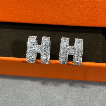 [NOBLE AURA]H STUD EARRINGS WITH SILVER DIAMONDS