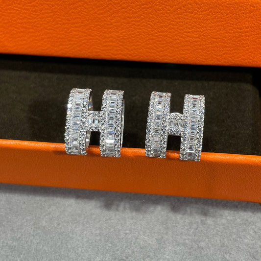 [NOBLE AURA]H STUD EARRINGS WITH SILVER DIAMONDS