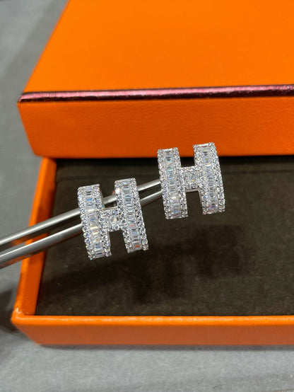 [NOBLE AURA]H STUD EARRINGS WITH SILVER DIAMONDS