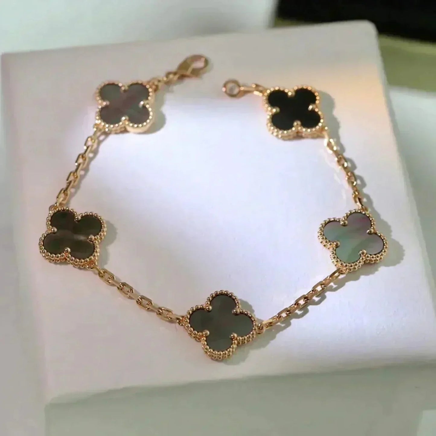 [NOBLE AURA] CLOVER 5 MOTIF GRAY MOP BRACELET COLLECTION