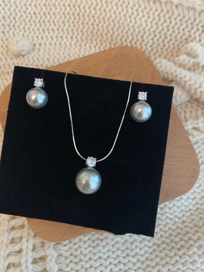 Diana Pearl Ear Stud