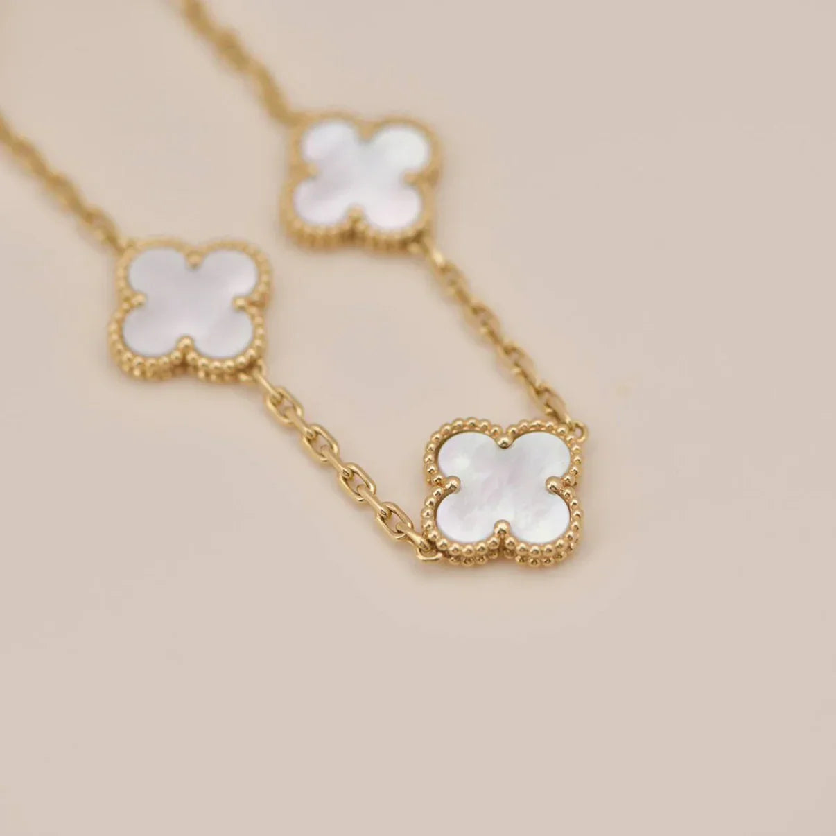 [NOBLE AURA]CLOVER WHITE PEARL MOP 5 MOTIF BRACELET COLLECTION