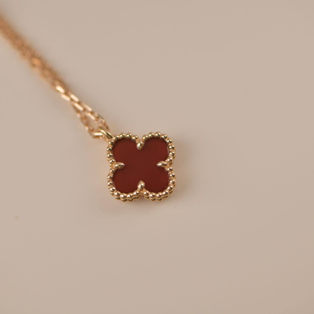[NOBLE AURA]CLOVER MINI 9.5MM WHITE CARNELIANS NECKLACE