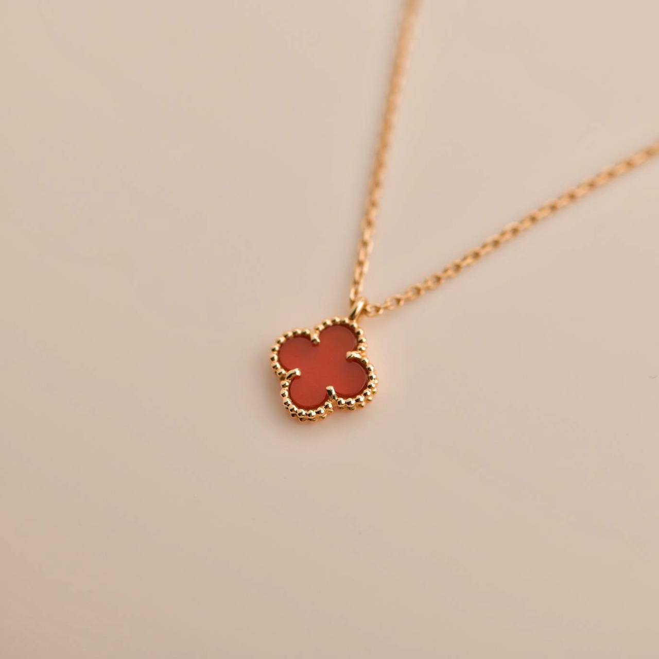 [NOBLE AURA]CLOVER MINI 9.5MM WHITE CARNELIANS NECKLACE