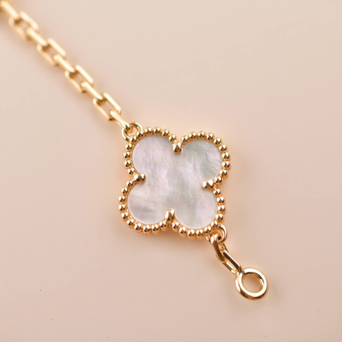 [NOBLE AURA]CLOVER  5 MOTIF WHITE MOP BRACELET