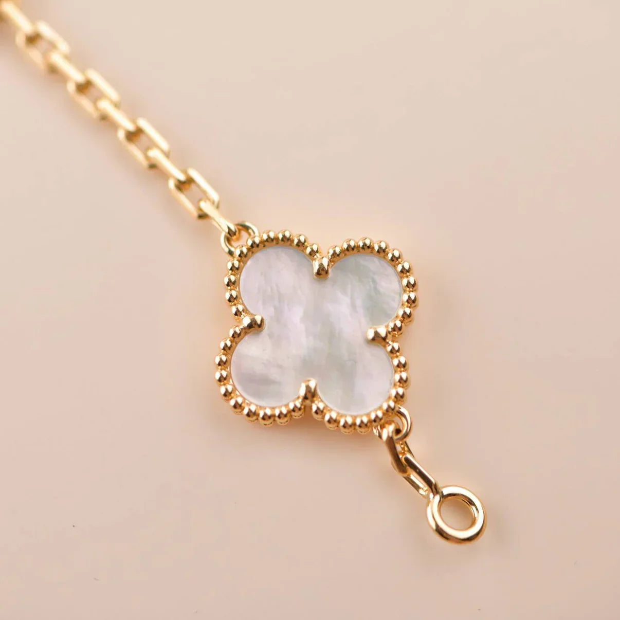 [NOBLE AURA]CLOVER WHITE PEARL MOP 5 MOTIF BRACELET COLLECTION