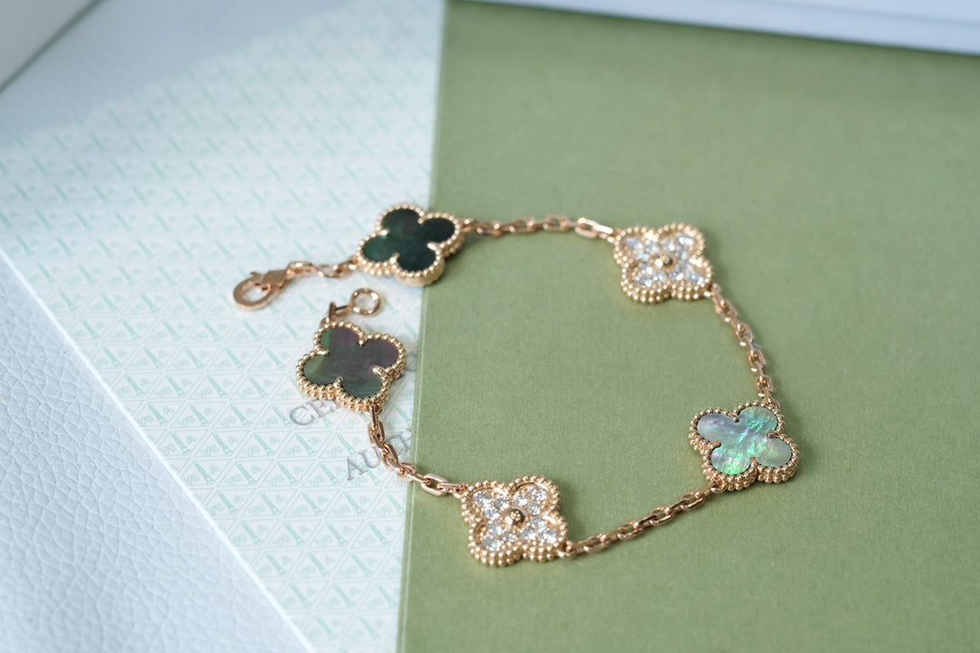 [NOBLE AURA] CLOVER 5 MOTIF GRAY MOP BRACELET COLLECTION