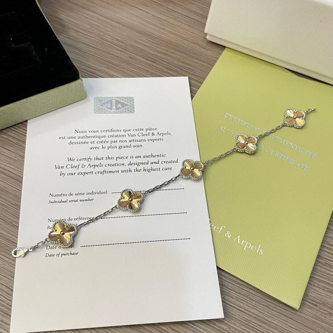 [NOBLE AURA]CLOVER  5 MOTIFS  CHRISTMAS LIMITED EDITION BRACELET