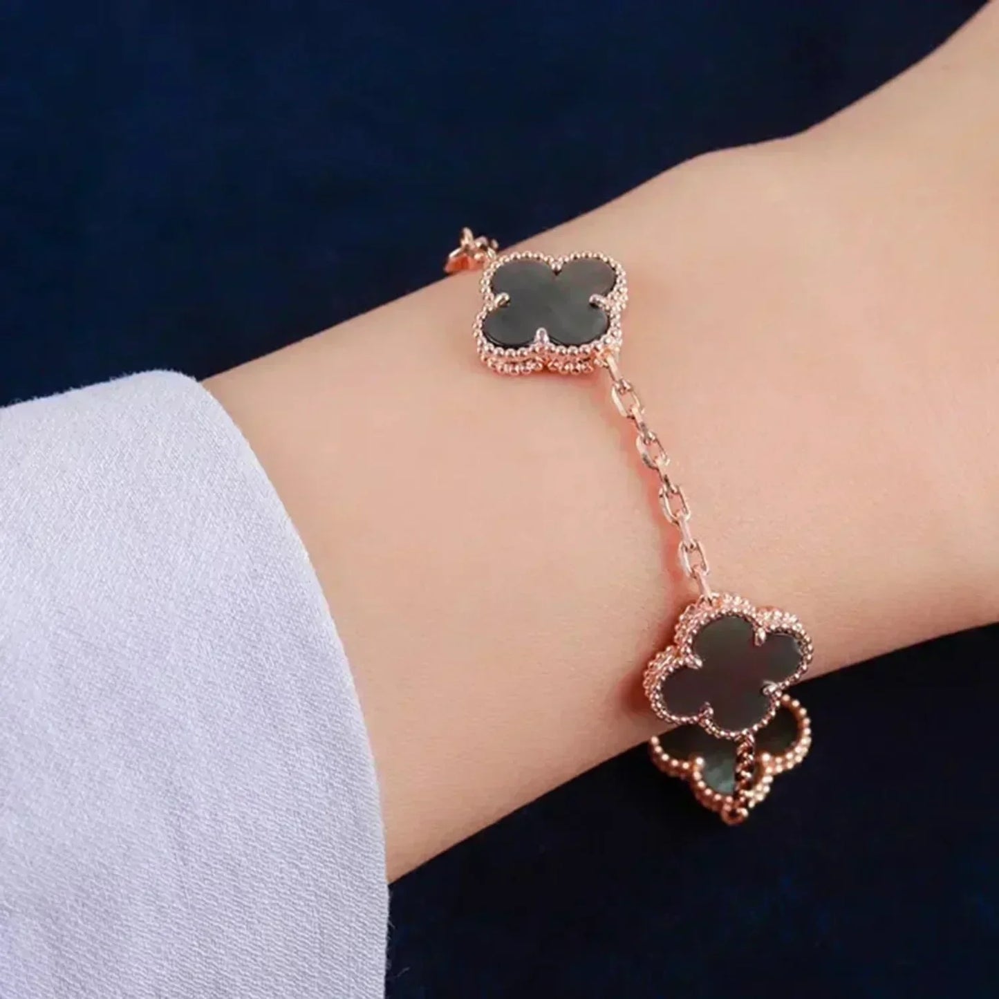 [NOBLE AURA]CLOVER 5 MOTIF GRAY MOP  BRACELET