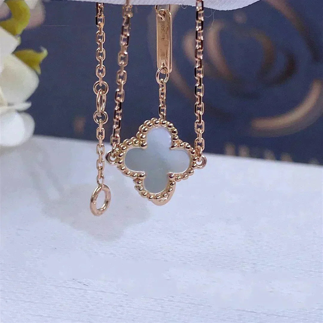 [NOBLE AURA]CLOVER WHITE MOP SINGLE FLOWER BRACELET