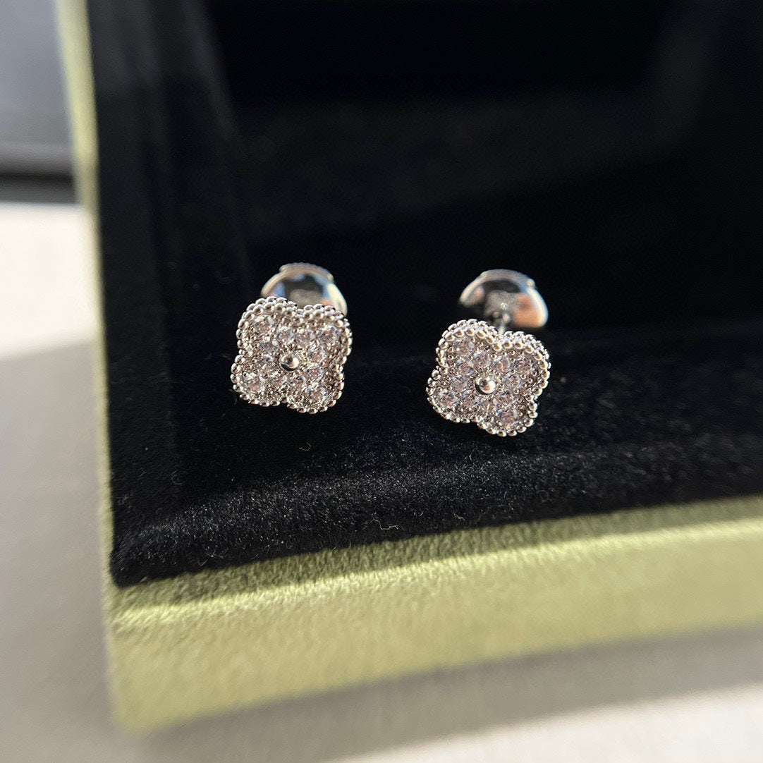[NOBLE AURA]CLOVER MINI DIAMOND STUD EARRINGS