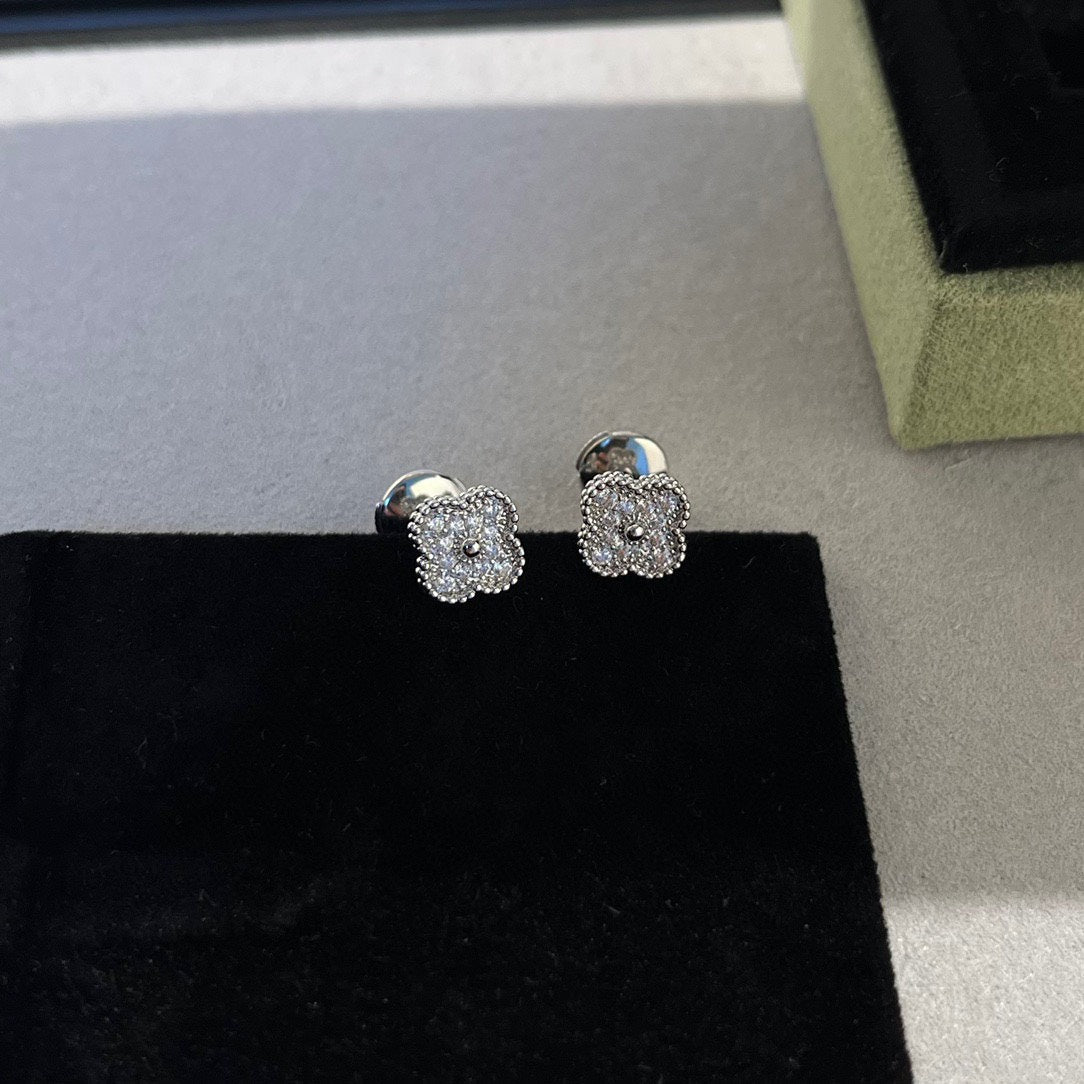 [NOBLE AURA]CLOVER MINI DIAMOND STUD EARRINGS