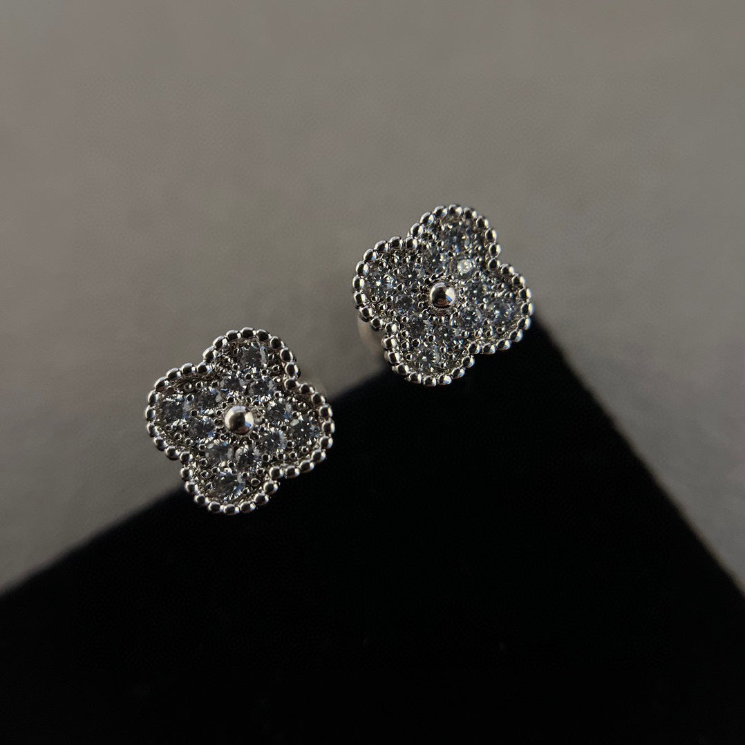[NOBLE AURA]CLOVER MINI DIAMOND STUD EARRINGS