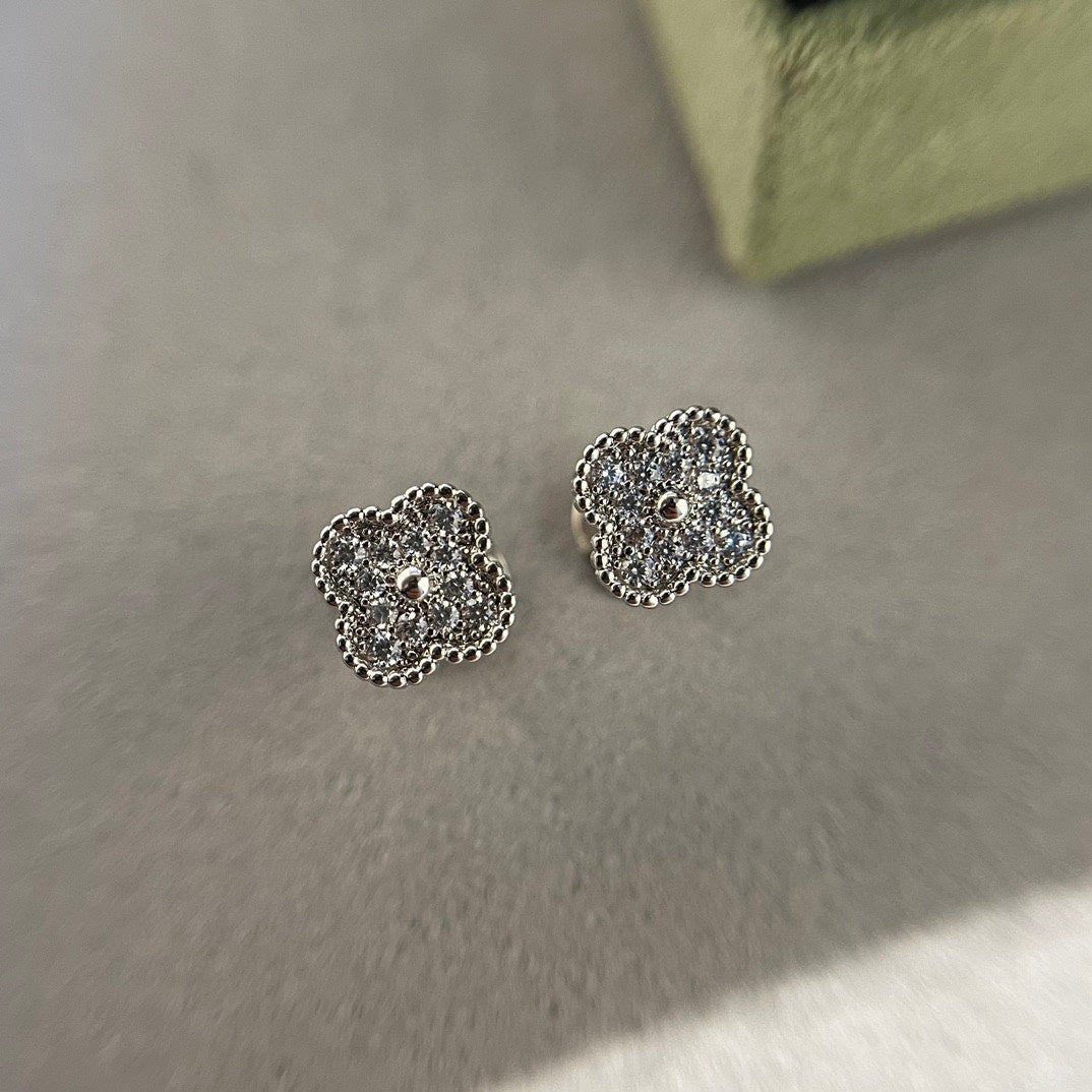 [NOBLE AURA]CLOVER MINI DIAMOND STUD EARRINGS